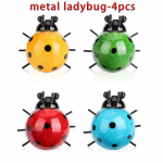 4 TK metallist lepatriinud/sipelgate/mesilaste seinakaunistused, skulptuurikunst, mis ripub koduaeda sise-muruaeda. Armas multikas rippuv ripats siseruumides v&auml;ljas