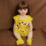 Realistlik 55 cm kogu keha Vin&uuml;&uuml;l Reborn Girl Doll Pikad blondid juuksed Vasts&uuml;ndinud nukk saab siseneda vesikollane lill kootud riided nukk beebi kaasas m&auml;nguasi Gold hair