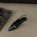 Suvine disain Naiste sandaalid Kingad Moodsad kivist slaidid Lamedad kontsad Naiste terava varbaga Elegantsed Slingback Sandaalid 35