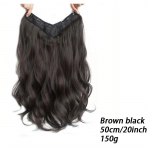 S&uuml;nteetilised juukseklambrid sulanduvad sujuvalt naiste loomulike ja elegantsete pikkade lokkis juustega nende igap&auml;evaelus.