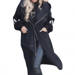 Naiste talvemantel kapuutsiga ja k&uuml;ljetaskutega, silmkoelised varrukad pealisr&otilde;ivaste kirjamustriga L must