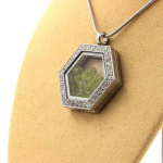 Pierres et Min&eacute;raux. Collier P&eacute;ridot brut. Mod&egrave;le Hexagone.