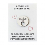 Tasku kallistus armastuse-s&uuml;damem&auml;rgiga kaunistus &otilde;nnitluskaardiga puidust v&auml;ikese s&uuml;damem&auml;rgiga ornament S&otilde;brad perekonna s&uuml;nnip&auml;eva-aastap&auml;evaks inspireeriv kingitus valge