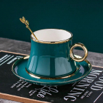 Euroopa stiilis keraamiline kohvitassikomplekt &ndash; v&auml;ike luksuslik portselanist tass alustassi ja lusikaga, kuldse &auml;&auml;rega