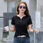 Selle suve uus puhas puuvillane naiste V-kaelusega n&ouml;&ouml;bitav elastne salendav l&uuml;hikeste varrukatega T-s&auml;rk on vabaaja ja mitmek&uuml;lgne poolpikkade varrukatega &uuml;laosa. S must