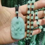 Hiina etnilises stiilis klaasist k&auml;sitsi nikerdatud draakoni ripatsiga kaelakee amulett naiste meeste &otilde;nnelik ehe kingitus