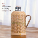 Retro bambusest kootud termospudel: Nostalgiline klaasvoodriga isoleeritud veekeetja Bamboo Yellow