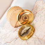 Vintage koopia messingist taskukompass nahk&uuml;mbrisega