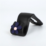 Multifunktsionaalne lillekujuline autokonks Armas autoistme seljatugi Loov hoiukonks autokaunistus must-lilla