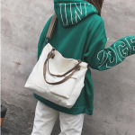 Lihtsa disainiga naistemood vabaaja suure mahutavusega teksariidest &otilde;lakott must