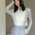 S&uuml;gis- ja talvine naiste alumine s&auml;rk Modaalpuuvillane &otilde;huke, poolk&otilde;rge kaelusega krae sees kitsas &uuml;hev&auml;rviline pikkade varrukatega pluus S valge