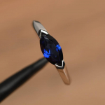 Sinine safiiriga kihlas&otilde;rmus septembri s&uuml;nnikivi markiisl&otilde;ikega v&auml;&auml;riskivi sterlingh&otilde;be ida-l&auml;&auml;ne asetusega s&otilde;rmus 5 h&otilde;be