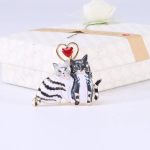 Armas ja m&auml;nguline paar kassi tilkuva &otilde;li v&auml;rvi s&auml;ilitav galvaniseeritud pross, &uuml;likonna aksessuaarid riiden&otilde;el hall v&auml;rv