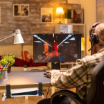 Laua alla riputatav hoidik PS5 & PS5 Slim m&auml;ngukonsooli alusklamber k&otilde;rvaklappide, m&auml;ngupultide, lauaarvuti m&auml;ngukontrollerite organiseerijatele