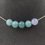 Pierres et Min&eacute;raux. Collier 5 perles Aigue-marine 8 mm. Chaine en acier inoxydable Collier femmes, hommes. Taille personnalisable.