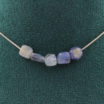 Pierres et Min&eacute;raux. Collier 5 perles Cyanite bleu du Br&eacute;sil. Chaine en acier inoxydable Collier femmes, hommes. Taille personnalis sinine