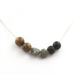 Pierres et Min&eacute;raux. Collier perles bois + Onyx noir mat + Labradorite de Finlande 8 mm Chaine en acier inoxydable.
