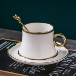 Euroopa stiilis keraamiline kohvitassikomplekt &ndash; v&auml;ike luksuslik portselanist tass alustassi ja lusikaga, kuldse &auml;&auml;rega