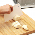 1 tk plastikust taignakoogi kaabitsad, tavalised siledate sakiliste servadega spaatlite l&otilde;ikurid