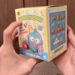 Originaal Sanrio tegelased Hangyodon &Otilde;nnelikku s&uuml;nnip&auml;eva seeria Trendikas m&auml;nguasi Pimekarbi kaunistused Multikas Armas Laste kingitused