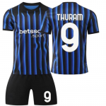Laste Spordir&otilde;ivad Inter Milan Koduv&auml;ljak Thuram Nr.9 2025/2026 Hooaeg Pol&uuml;ester Poiss/T&uuml;druk 4-14 Aastat Sinine/Must Jalgpallis&auml;rk 100-110 CM