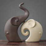 1 komplekt P&otilde;hjamaade elutoa keraamilisi kaunistusi Loomingulisi lauapealseid veinikapi kaunistusi saab kasutada pulmakingituste ruumi v&auml;ikeste kaunistustena. Two elephants