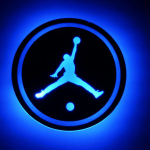 Auto joogitopsihoidja dekoratsiooniga LED sisevalgustuspadi, mis sobib k&otilde;ikidele s&otilde;idukitele Dunk