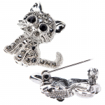 Armsad v&auml;ikese kassi prossid, antiikse h&otilde;betatud mantliklambrid