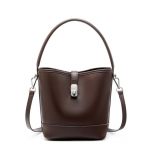 Suure mahutavusega ehtsast nahast &auml;mbrikott Lihtne ja ni&scaron;&scaron; k&auml;eshoitav crossbody &otilde;lakott lilla