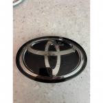 160x105mm Akr&uuml;&uuml;lembleem teravate kinnitustihvtidega 2016 Toyota Corolla jaoks - Asendab OEM 53141-42020/53141-47030/53141-0R020 160x105mm must