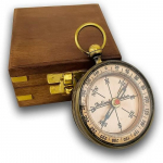 Antiikne kompassi puidust kast, millele on graveeritud luuletus Siseaeg, on piiramatult kasulik matkamiseks, matkamiseks ja telkimiseks.