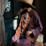 Johnature naiste vintage linased vestid Stand Button Print Lillelised mantlid S&uuml;gisn&ouml;&ouml;bid Ebaregulaarsed naiste Hiina stiilis vestid One Size tumepunast v&auml;rvi