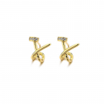 S925 h&otilde;bedaga kaetud tsirkoonist ristiga kruvikinnitusega k&otilde;rvar&otilde;ngad. Unikaalse isikup&auml;raga disain, lihtsad, k&otilde;rgetasemelised geomeetrilised naastk&otilde;rvar&otilde;ngad.