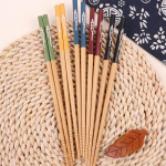 Jaapani Saury Bamboo s&ouml;&ouml;gipulkade komplekt: Viiev&auml;rviline, libisemiskindel, 22,5 cm, toiduvalmistamiseks ja s&ouml;&ouml;miseks.