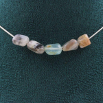 Pierres et Min&eacute;raux. Collier 5 perles Opale multicolore d'Australie. Chaine en acier Collier femmes, hommes. Taille personnalisable.