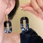 Moodsad k&otilde;rvar&otilde;ngad naistele must