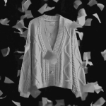 Taylor Swift TTPD Kampsun: Mitmek&uuml;lgne lahtise koega V-kaelusega salendav topp Extra Large/2XL hall