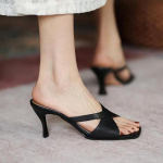 Suvised naiste muulad sussid musta kontsaga PU nahast kandiliste varvastega sandaalid moekingad naiste k&otilde;rge kontsaga pl&auml;tud Rooma sandaalid 38 must