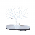 Hirvesarve puukujuline kaelakee ja ehete vitriin valge