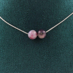 Pierres et Min&eacute;raux. Collier 2 perles Mica violet de Tanzanie 8 mm. Chaine en acier Collier femmes, hommes. Taille personnalisable.