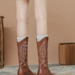Kingad naistele Kvaliteetne kuldne naiste saapad s&auml;&auml;re keskelt t&otilde;mblukk Western Cowboy saapad h&otilde;bedased retrosaapad naine Zapatos 40