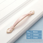 Kapp t&otilde;mmatakse k&ouml;&ouml;gikapi ukse t&otilde;mbamise k&auml;epidemed nupud vana Euroopa stiilis alumiiniumsulamist m&ouml;&ouml;bli kapi riistvara kruviga P-96