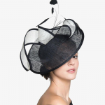 Naiste v&otilde;lujad Millinery m&uuml;ts, peopulm Sinamay m&uuml;ts laia &auml;&auml;rega Fedora Kentucky Derby peakattega kiriku juukseaksessuaarid