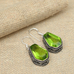 V&otilde;luv Peridoot kalliskivi 925 Sterling H&otilde;be k&auml;sitsi valmistatud k&otilde;rvar&otilde;ngaste ehete kirstu disain 1.57 Inches roheline