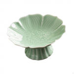 Dekoratiivne keraamilise jalaga kausiga magustoidukook, mis serveerib puu- ja juurviljahoidjat pink blue