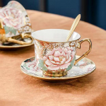 Euroopa &otilde;ue stiilis kohvitass ja taldrik Kaheosaline lillej&auml;ljega kuldse keraamilise tassi komplekt veetass p&auml;rastl&otilde;unatee piimatass