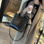 K&otilde;rgetasemeline Retro Suur Kott, Moodsa Tekstuuriga Crossbody Kott, Pehmest Nahast K&auml;es Kantav Naiste Kott, Koti Kujuline Kott must