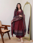 Naiste disaineri peokleit Rayonist tr&uuml;kitud Anarkali Kurta ja P&uuml;ksid Dupattaga Komplekt Salwar Suit S vaarika