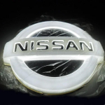 BQZTMO1 4D LED-auto logo Nissan X-Trail T32 Juke Sentra Almera Sylphy Qashqai J10 Teana Altima Versa Note jaoks Embleemivalgusti Tagumine kleebis 10.6 X 9.0cm valge