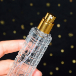 30 ml klaasist paksu p&otilde;hjaga silindriga pihustatav parf&uuml;&uuml;mipudel, t&uuml;hi kosmeetikakonteiner kuld